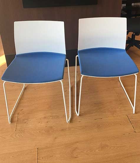 Pareja de sillas de confidente blanca/azul